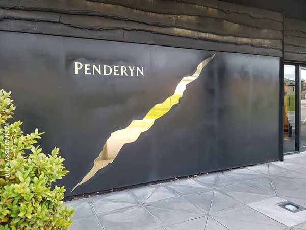 Penderyn Distillery Logo am Eingang