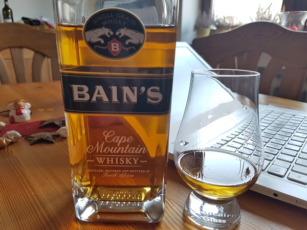 Im Glas: Bain\'s Cape ein Mein Grain aus Whisky, - Mountain Südafrika Whisky Single